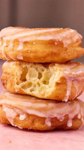 Ever been to homemade pastry heaven? This French crullers recipe will take you there ☁️🥐🪽⭐️ These babies are so underrated but one of the best donuts you can make at home. They’re wonderfully light and airy, and with that silky vanilla glaze…I mean🤤🤤 Bake your own today! Comment ‘RECIPE’ and I’ll send the full recipe to your inbox💋 https://bonnibakery.com/french-cruller-recipe/ #frenchcruller #donuts #doughnuts #glazed #glazeddonut | Bonni Bakery