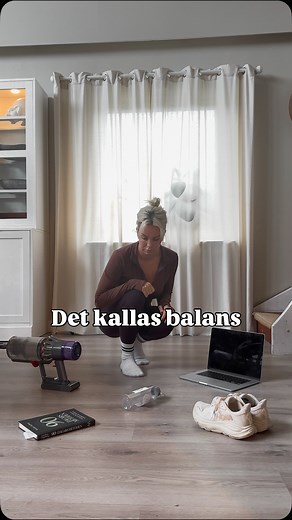 Man måste ju prioritera 🤷🏼‍♀️ Snurrade flaskan för att se vad jag skulle göra idag… Den pekade på städning 🧹 Men jag tog det som en rekommendation INTE en order 😏🏋️‍♀️” . . #prioriteringar #gymmotivation #träningärlivet #vardagshumor #balansilivet #gymhumor #reelsverige #träning #gymoutfit #fitlife #motivationpåriktigt #temedvilja #livetpågår #såntärlivet #relate #hellregymmet #träningföreallt #reelsoftheday #fyp #onlinecoach #hälsocoach #föreochefter #träna #gym #viktminskning #gånerivikt 