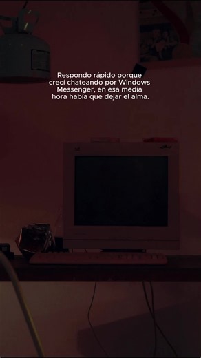 Respondiendo mensajes y correos en media hora. #cafeinternet #messeger #recuerdos #2000s #milenials