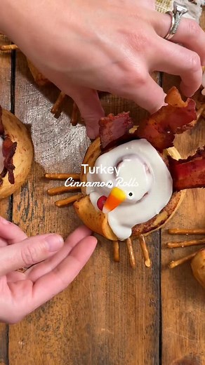 Thanksgiving breakfast just got SO much cuter!! 🦃✨ These turkey-shaped cinnamon rolls are the sweetest little Turkey Day treat and my kids went absolutely wild for them. All you need: store-bought cinnamon rolls, bacon, pretzel sticks, M&Ms, candy eyes, and candy corn. A quick bake-and-assemble moment that feels magical on a holiday morning. 🤎 Save this for the cutest Thanksgiving breakfast! | 40 Aprons Recipes