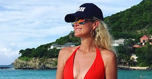 PHOTO Laeticia Hallyday : à Saint-Tropez, elle se métamorphose en blond platine et carré à bouclette