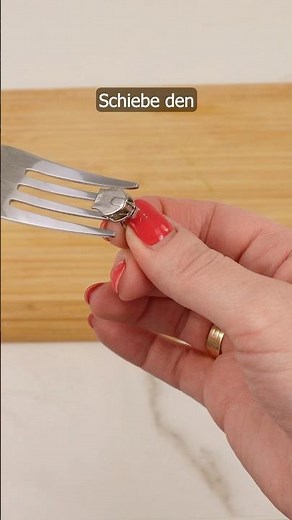 Fix a zipper in seconds – the easy fork hack