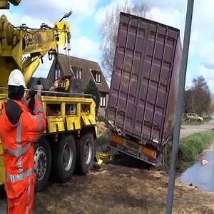 2.5K views | They quickly lifted the truck out of the ditch Cre: Machinery Magazine | Machinery Magazine | Facebook