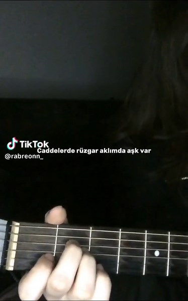 Caddelerde Rüzgar Gitar Cover ve Akorları