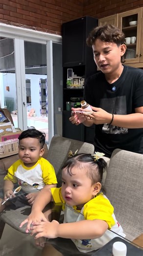 Adeq is smart enough to drink honey 😄