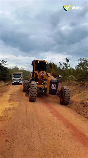 Prefeitura de Viseu on Instagram: "A Vila do Itambá , região de Curupaiti, está recebendo os trabalhos de terraplanagem, raspagem, aplicação de aterro e limpeza das ruas. Trabalho que acontece diariamente em nossas estradas e vilas do nosso município. Com o objetivo de garantir estradas em boas condições, para se ter mais segurança e melhor trafegabilidade para todos que utilizam nossas estradas todos os dias. 🚜✅"