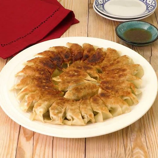 野菜もたっぷり♪ 基本の焼き餃子のレシピ動画・作り方 | デリッシュキッチン