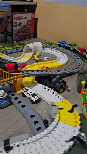 Mobilnya rame track arena dino mobil dan kereta