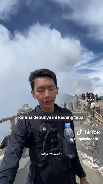Gunung bromo adalah salah satu taman nasional tercantik di dunia. Kali ini saya berkunjung kesana dengan berjalan kaki, tanpa jeep atau ojek. Dan untuk merekam keindahan kawah bromo ini saya menggunakan kamera insta360 X4 karena di area kawah ada larangan untuk menggunakan drone. Dan hasil videonya sangat menakjubkan. 🔥🔥🔥 #pendaki #pendakigunung #mendaki #mendakigunung #gunung #wonderfulindonesia #pesonaindonesia #pendakian #gunungindonesia #pendakiindonesia #merbabumountain #wisata #gunungbr