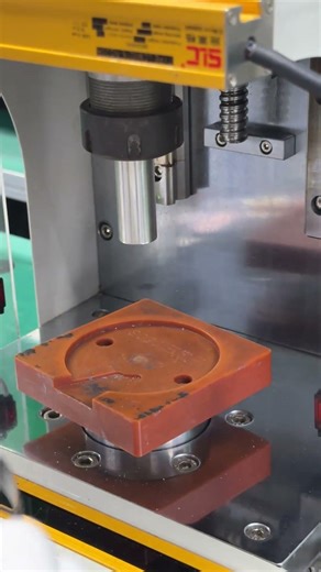 Install the fan motor.#factory #cpucooling #heatsink #radiator #aluminumheatsink