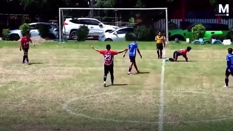 Soccer player freaks out and attacks referee after getting red card