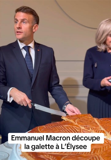 Emmanuel Macron découpe la galette des rois à L'Élysée