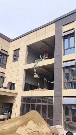 Hydraulic Arms at Work #EfficientShifting #MaterialHandling #Efficiency #Construction | Fact Pulse