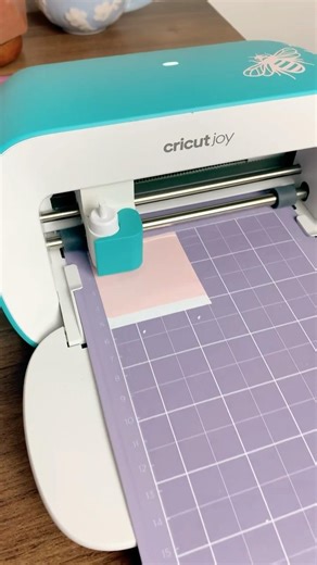 Keychain customisation with cricut smart vinyl #diy #keychain #handmade #cricut 👩‍🎨 ✨