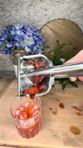 [1 minute beautiful fresh strawberry 🍓 juice] for the hot summer #food #fruit #new #freshjuice