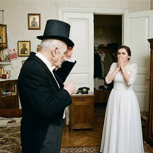 For å redde familien sin, giftet en ung kvinne seg med en gammel mann som alltid skjulte ansiktet sitt bak en maske, men på bryllupsnatten, da mannen tok av masken, skrek kvinnen av skrekk 😨😱 Alt begynte den kvelden da faren, blek og forvirret, sa stille: — Vi blir kastet ut av huset hvis vi ikke betaler gjelden. — Pappa, har vi ikke penger igjen? — Nei… jeg har brukt alt på morens medisiner. Jeg vet hvordan vi kan komme oss ut av denne situasjonen, men… — Hva? Si det, pappa. Jeg gjør alt som 