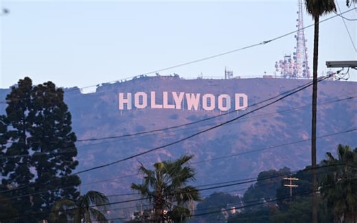 Incendio Los Angeles, la scritta Hollywood avvolta dalle fiamme? Un falso generato dall’IA
