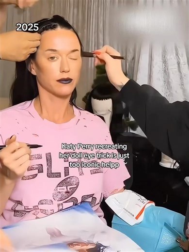 Katy Perry recreating her doll eye trick 😂