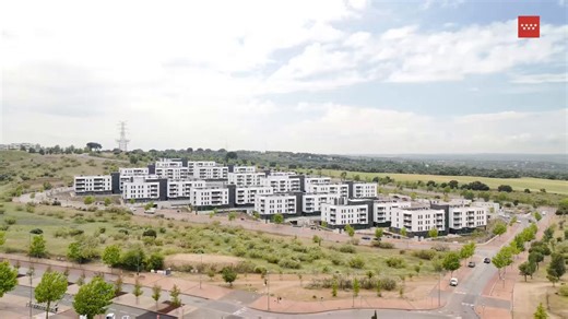 Algunos sois muy jóvenes, pero hubo un tiempo donde para solucionar el problema de la vivienda se construían viviendas. Muchas viviendasPodían ser más bonitas o más feas, pero eran viviendasAhora te hacen unos bloques de 3 plantas para ponerse la medalla, y no solucionan nadaPorque el problema es mucho más grave. Madrid incrementa su población en 48.000 personas al año. Hacer 524 casas más o menos no resuelve nada¿En qué momento le cogimos miedo a construir en altura? ¿En qué momento se prohibió