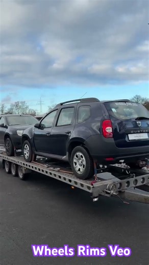 Două Dacia Duster pleca către România