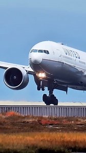 194K views · 4.7K reactions | United Airlines Boeing 777 makes a smooth close-up arrival at San Francisco International Airport after its flight from New York. #sfflights #unitedspotting #boeing777er #flysfo #sfospotting #avgeekcommunity #longhaularrival #aviationdaily #usaviation #fblifestyle | SF.Flights | Facebook