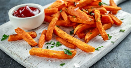 Frites de patate douce au four : la recette et l'astuce pour qu'elles soient bien croustillantes