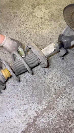 Replacing front coil spring 😱😁 Volvo V40