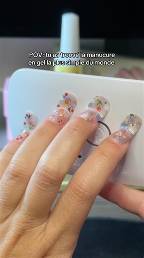 Une manucure en gel super facile avec ces bandes UV GeeliHouse 💅 Collez, coupez et faites durcir sous la lampe UV. Une manucure parfaite en seulement 10 minutes ! ✨ ✔️ Une manucure professionnelle à la maison ✔️ Tenue sûre jusqu’à 3 semaines ✔️ Retrait facile sans résidus ✔️ N’abîme pas les ongles ✔️ S’adapte à toutes les tailles d’ongles ✔️ Des designs variés et ultra tendances ✔️ Garantie satisfait ou remboursé 🐰 Vegan, sans HEMA et non testé sur les animaux Coloris : ISELLA | Geeli House