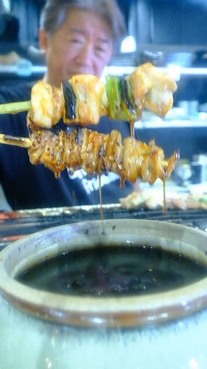 バードマン 銀座通り店｜焼鳥｜熊本市中央区下通 on Instagram: "🍢【バードマンの“つくね”、ただのつくねと思うなかれ。】 焼き鳥の中でも、職人の腕が試される一本 それがつくね。 鶏の旨みを活かす絶妙な配合、ふわっとした口当たり、炭火で香ばしく焼き上げる仕上げ。 バードマンでは、特製ダレで絡め、卵黄をそっと添えて。 ひと口で、香ばしさとジューシーさ、コクが一気に広がる。 “つくねは別腹”というリピーターも多数。 銀座通りの夜、 今日も一本のつくねが、あなたの心をとろけさせます。 ⭐︎⭐︎⭐︎⭐︎⭐︎⭐︎⭐︎⭐︎⭐︎⭐︎⭐︎⭐︎⭐︎⭐︎⭐︎⭐︎⭐︎⭐︎⭐︎⭐︎⭐︎⭐︎⭐︎⭐︎⭐︎⭐︎⭐︎⭐︎⭐︎⭐︎⭐︎⭐︎⭐︎⭐︎⭐︎⭐︎⭐︎ 🍗【大衆焼鳥酒場 バードマン 銀座通り店】🍗 熊本市中央区・銀座通りすぐ✨ 名物焼鳥をはじめ、串焼き・鶏料理・水炊き・居酒屋メニューが揃った人気大衆酒場！ 仕事帰りの一杯から宴会・飲み会・女子会まで楽しめる焼鳥居酒屋です🍻 🔥おすすめポイント ・名物焼鳥＆串焼き盛り合わせ ・鶏刺しや唐揚げなど逸品料理も充実 ・バードマン名物【水炊き】 ・飲み