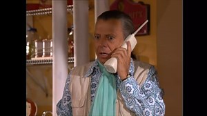 Un productor se comunica por teléfono con Frankie Rivers porque le gustó su guion. Después de un largo viaje, Alejandra regresa a casa. Los vecinos visitan el foro dónde Frankie Rivers grabará. Sigue disfrutando de #Vecinos por #DistritoComedia 🎭 | Distrito Comedia