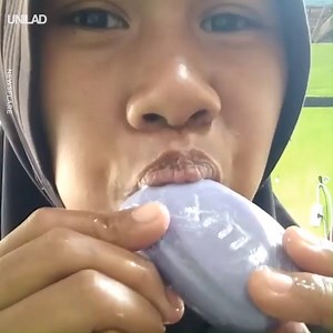 This woman reviews bars of soap... by eating them? 🤔😳 | UNILAD