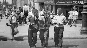 Revisit The 1940s With These 25 Vintage Photos