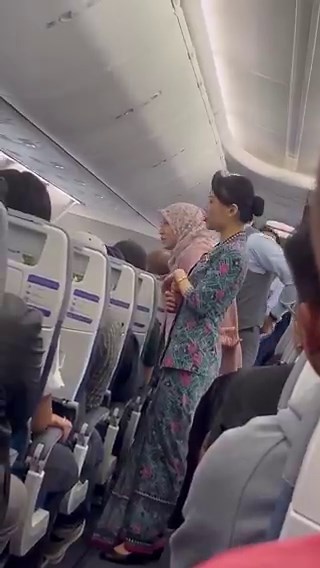 Dah banyak kali fly ni first experience return back and delay 2 hours with malaysia airlines sebab ada passenger sesak nafasApa apa pun salute kat flight attendant handle panic cases macam ni🫡