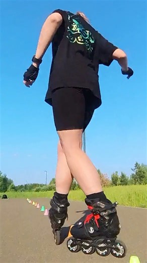 Electric roller-girl 🎧 #inlineskatingfreestyle #rollergirl #freestyleslalom #babygirl #rollerskate