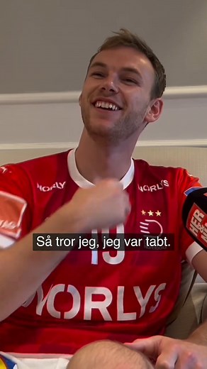 💬 Hvad skulle du være, hvis du ikke var en af verdens bedste håndboldspillere? Mathias Gidsel: Efterskolelærer 🥳 Okay så…. Når du engang er færdig med håndboldkarrieren, så står vi klar med et job til dig på Oure. Du ringer bare til forstander på Oure Efterskole Mette Romer Søborg ☎️ Videocredit: HER & NU 📹 | Skolerne i Oure
