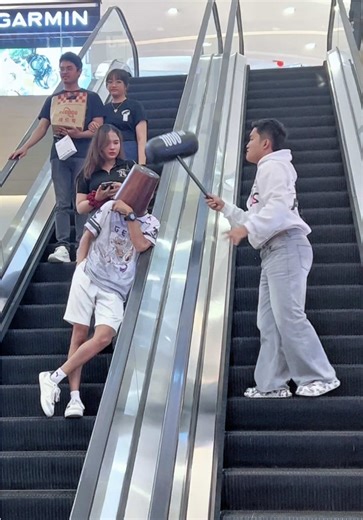 Hilarious 1000 Ton Escalator Prank