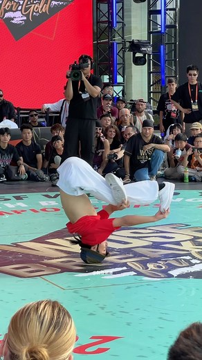 bboyhg520 | bboy Holyrain_cui 🇨🇳，一套高难度动作震惊全场，太强了！#街舞 #YouthBreakingForGold #Breaking #Bboy #WDSF | Instagram