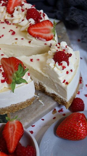 Jane Dunn on Instagram: "Vanilla Cheesecake 🍰💛 A buttery biscuit base, creamy no-bake vanilla cheesecake filling, and whipped cream on top! Another back to basics recipe! Plain base, creamy vanilla filling and topped with some whipped cream - simple yet delicious! 🥰 The wonderful thing about using a ‘plain’ cheesecake such as this, is that you can easily decorate it with whatever flavours you want 🙌 💛Recipe 💛 Ingredients Base ▪️300g digestives ▪️150g unsalted butter Vanilla Cheesecake ▪️75