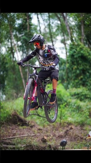 Ripping in trail with ibis ripmo v3 with the latest rockshox suspensions. Solid! #ibis #rockshox