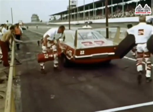Bobby Allison and Richard Petty makes a crucial pit stop during the 1970 Southern 500 at Darlington, his crew swarming the No. 43 and No.22 Plymouth as every second counts on NASCAR’s toughest track. #darlingtonraceway #southern500 #waybackwednesday #nascar #dodgedaytona #plymouthsuperbird #nascarcupseries #rarefootage #vintage #nascarlegends #racinghistory #greatestdrivers #nascarhistory | Honest Racer