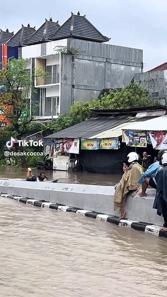 10 september2025 kemarin diguyur batu dàn api karena demo sekarang banjir diguyur hujan..semoga cepat berlalu peringatan bagi masyarakati#balimenangis#tuhan tetap lindungi semuanya#banjir core