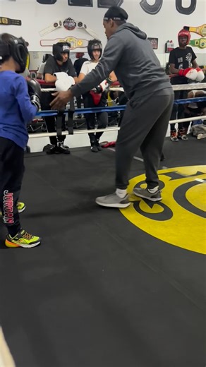 Lilkboxing on Instagram: "#boxing Lil k 7 year old boxing prodigy sparring bigger opponent still strong in sharp skills #mayweatherpromotions #boxingworkout #boxingtraining #goldenboypromotions 🥊#🇵🇷🥇"