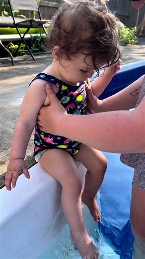 ☀️Enjoy a relaxing, stress-free pool day with your little one ☀️A diaper that doesn’t swell in the water and provides an all-around stretchy fit that fits like swimwear A couple of reasons why you should get Pampers Splashers for your next pool day with your little bestie. 😊 Not only do they not swell in water like regular diapers for a comfortable fit when wet or dry, but it has easy-tear sides, designed to make removal quick and easy. Talk about the whole package! So go ahead and get Pampers 