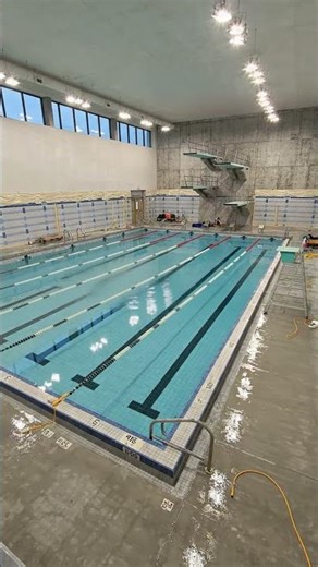 🏗️ I built a new public swimming pool!!