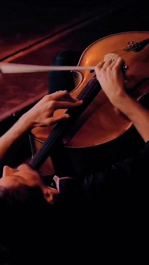 Thunderstruck - Two Cellos Rocking Out!