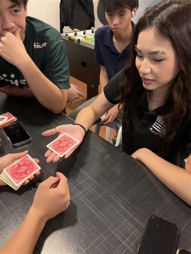 精彩的魔术与巧妙的牌技表演