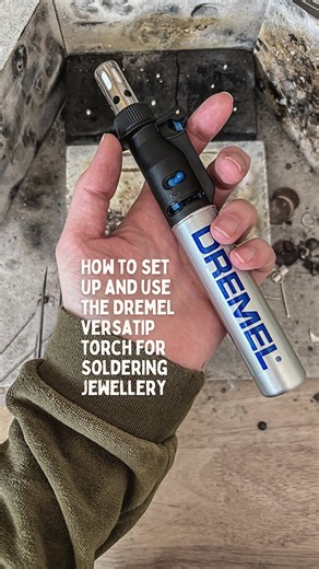How to set up and use the Dremel Versatip for soldering jewellery! ⚒️🔥 I’ve been asked about this a lot again recently after I shared a reel on the torches I use, so here’s a guide to the smallest one for those of you who wanted it! I’ve been using one of these for many years now, and would still put it up there as one of my top five tools because of how much stress and time it has saved me. As I’ve said before, I’m not able have tank or hose torches in my studio and so I am restricted to handh