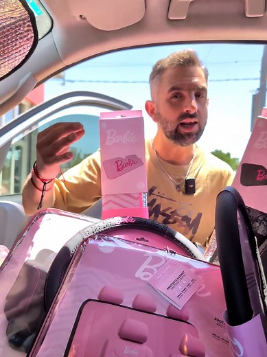 🎀🚗 ¿Siempre quisiste tener el auto de Barbie? Bueno… AHORA PODÉS 💖✨ 👉 Nos ingresó toda la línea original MATTEL de Barbie y te voy a mostrar todo lo que llegó para vos, chica Barbie 💅💕 💗 Cubrevolantes Barbie – 3 modelos ✔️ Detalle en goma superior ✔️ Costura en color fucsia ✔️ Grip excelente, no resbala ✔️ Diseño full Barbie 👉 Tip importante: se coloca con paciencia y despacio, entra justo pero entra 😉 Y si no querés renegar… te venís 5 minutos y te lo llevás colocado 🙌 🚫 Nunca lo cor