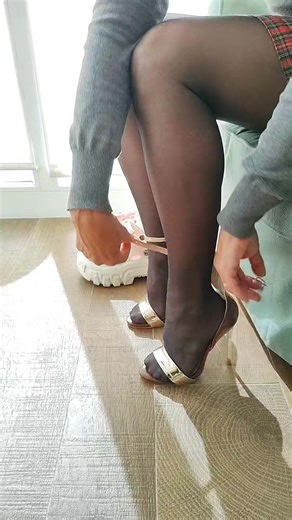 talonsdelonze Carmen G. on Instagram: "These are my favorite Thai house slippers. นี่คือรองเท้าแตะในบ้านของไทยที่ฉันชอบที่สุด #sandals #luxuryshoes #premiumshoes #nofilter"