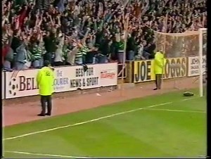 On this day in 1995, Tommy Burns’ Celtic beat Dundee United 1-0, thanks to a goal from Phil O’Donnell. | Focus On Celtic